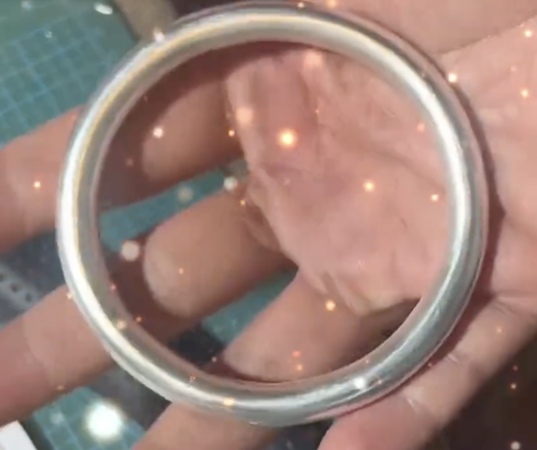 结婚证还有银制的？有人改成手镯随身戴！网友却大叹可惜...