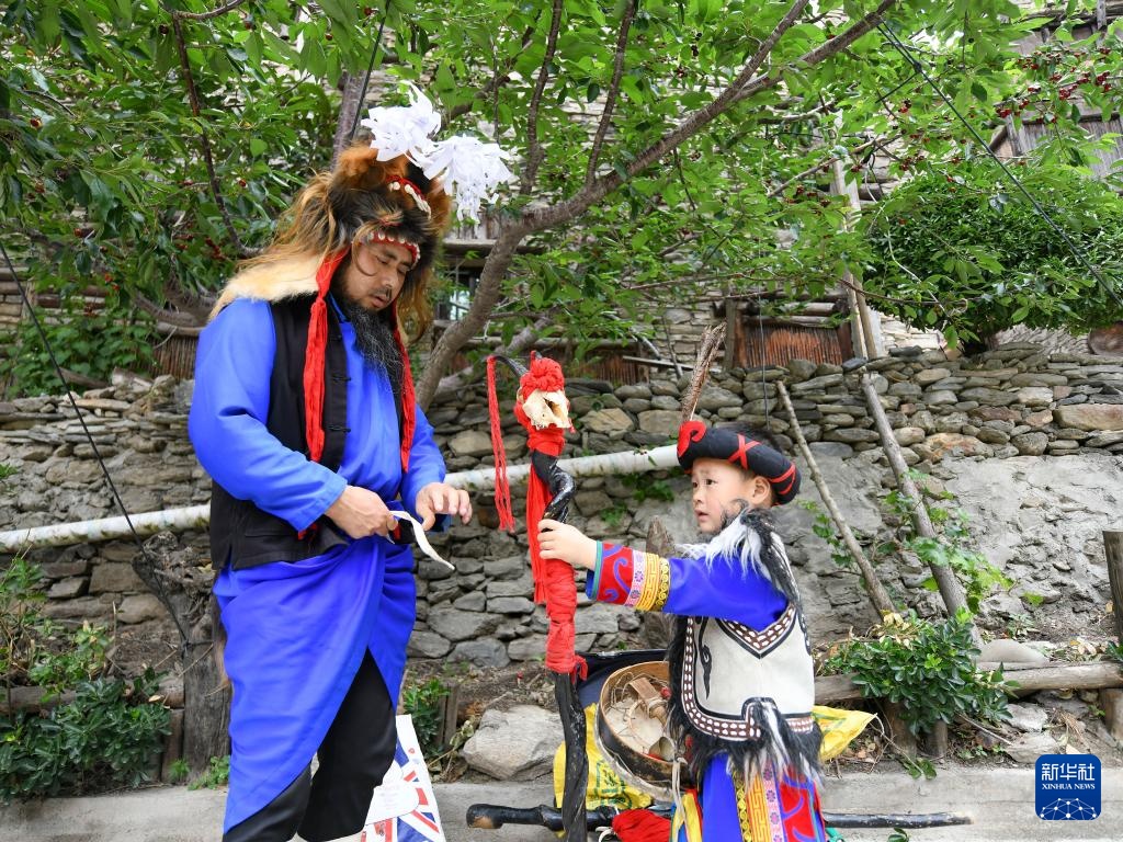 了不起的童年｜羌韵悠悠 3岁萌娃“玩转”羊皮鼓舞