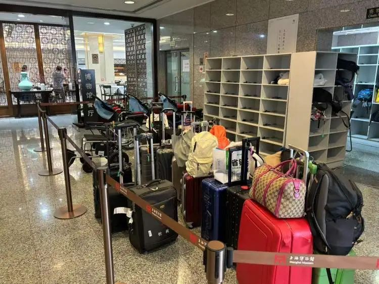 想想就肉疼！存一个收费80元？有人直接扔路边了…