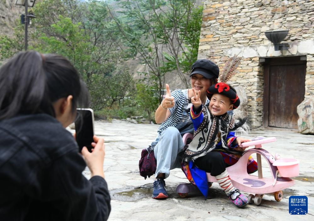 了不起的童年｜羌韵悠悠 3岁萌娃“玩转”羊皮鼓舞