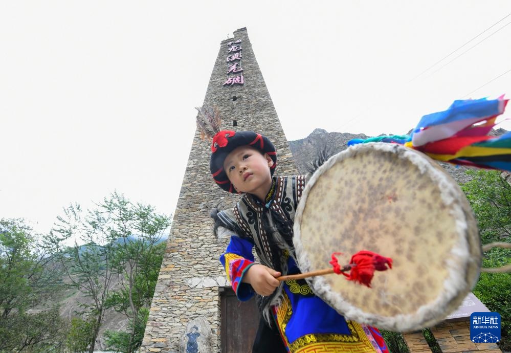 了不起的童年｜羌韵悠悠 3岁萌娃“玩转”羊皮鼓舞