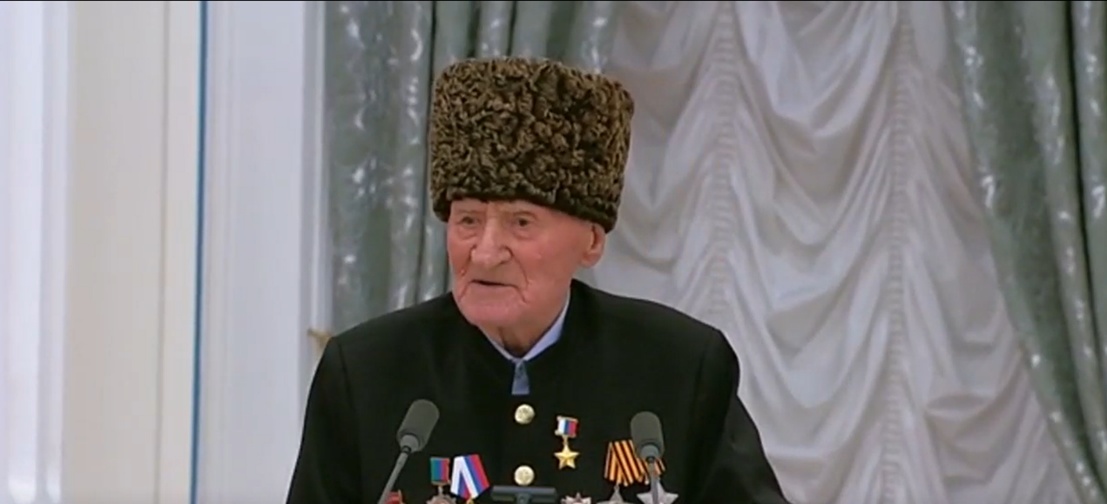 颁奖仪式上,百岁老兵告诉普京:我曾写信给防长申请去前线,因年龄原因被拒 颁奖仪式上,百岁老兵告诉普京:我曾写信给防长申请去前线,因年龄原因被拒