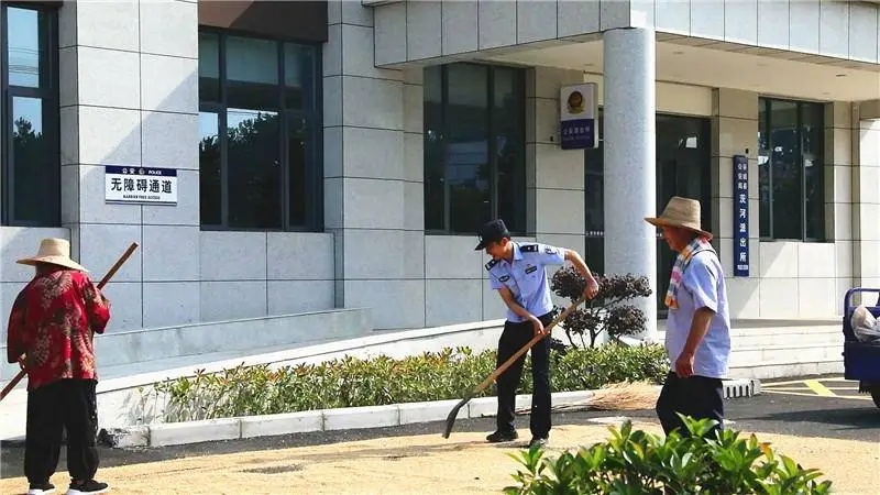 “派出所新建的，院子嘎嘎大，欢迎来晒粮！”