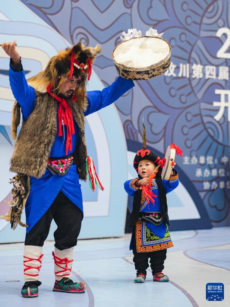 了不起的童年｜羌韵悠悠 3岁萌娃“玩转”羊皮鼓舞