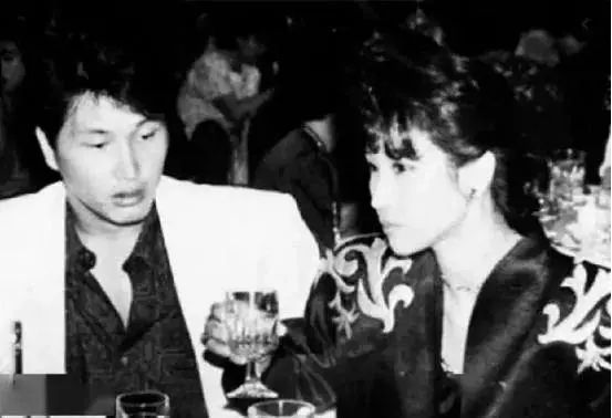 丈夫婚内公开出轨，她分走72亿元！