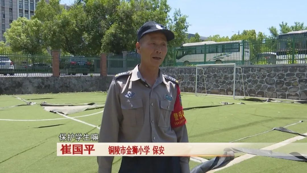 一头野猪突然跑进校园,关键时刻,校园里一名保安及时出手! 一头野猪突然跑进校园,关键时刻,校园里一名保安及时出手!