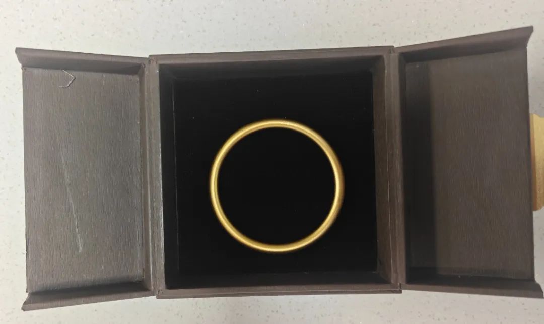 她立马买了一个大镯子！结果……