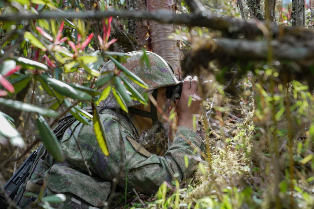 西藏军区某部开展班组战术训练