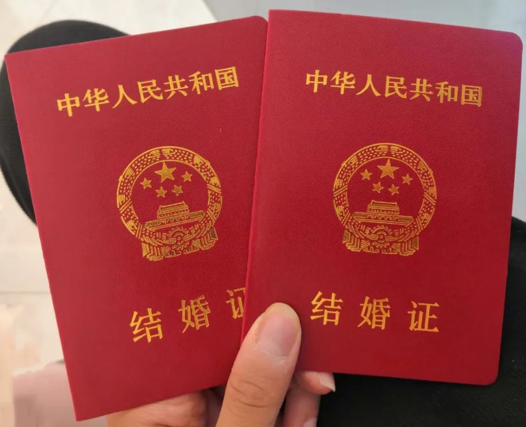 结婚证还有银制的？有人改成手镯随身戴！网友却大叹可惜...