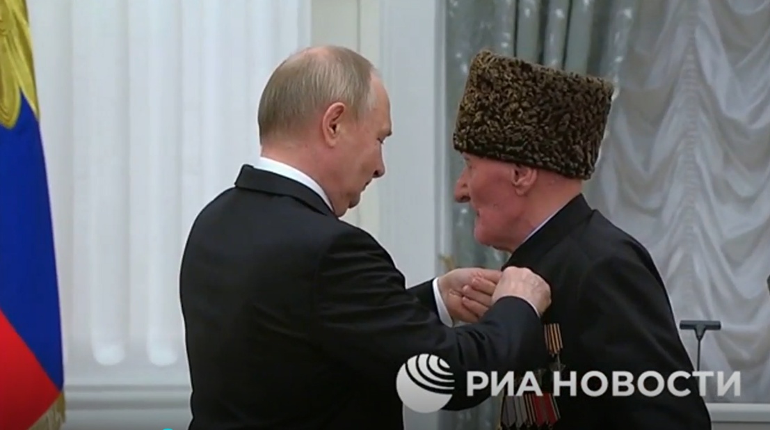 颁奖仪式上,百岁老兵告诉普京:我曾写信给防长申请去前线,因年龄原因被拒 颁奖仪式上,百岁老兵告诉普京:我曾写信给防长申请去前线,因年龄原因被拒