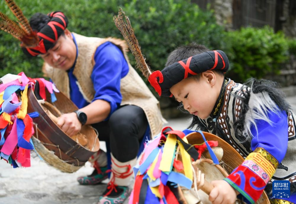 了不起的童年｜羌韵悠悠 3岁萌娃“玩转”羊皮鼓舞