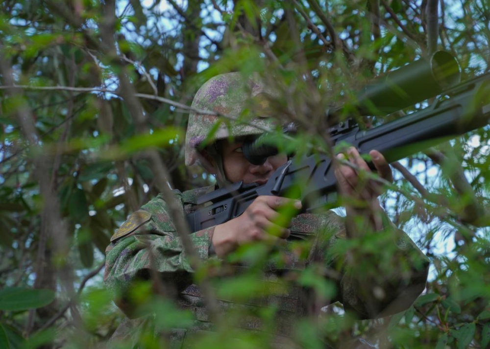 西藏军区某部开展班组战术训练