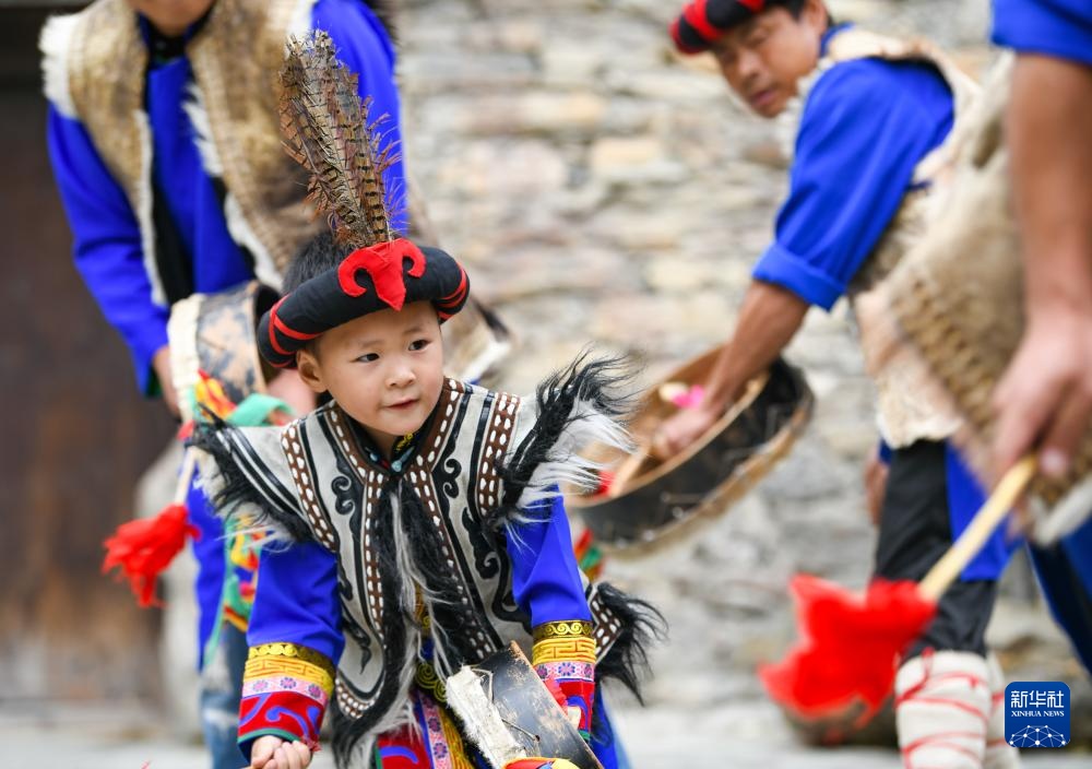 了不起的童年｜羌韵悠悠 3岁萌娃“玩转”羊皮鼓舞