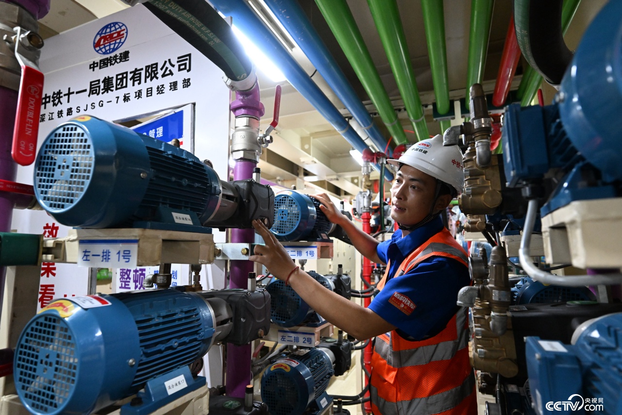 深江高铁“鲲鹏号”大直径盾构机顺利始发 深江高铁“鲲鹏号”大直径盾构机顺利始发