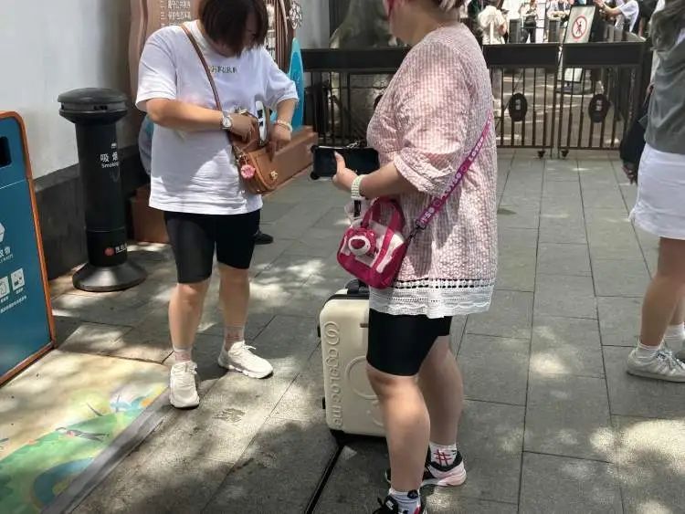 想想就肉疼！存一个收费80元？有人直接扔路边了…