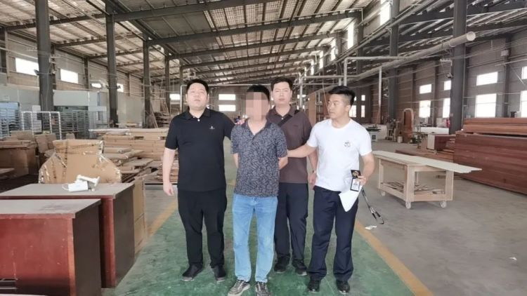 一男子在河北杀人后潜逃23年,湖南衡阳警方将其抓捕归案 一男子在河北杀人后潜逃23年,湖南衡阳警方将其抓捕归案