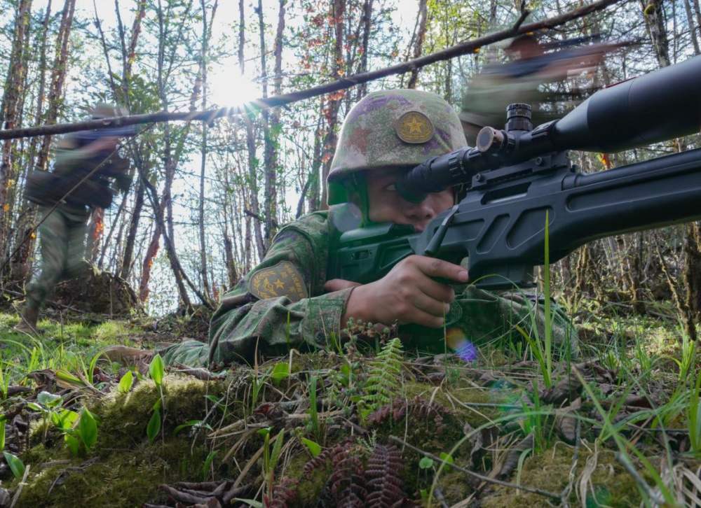 西藏军区某部开展班组战术训练