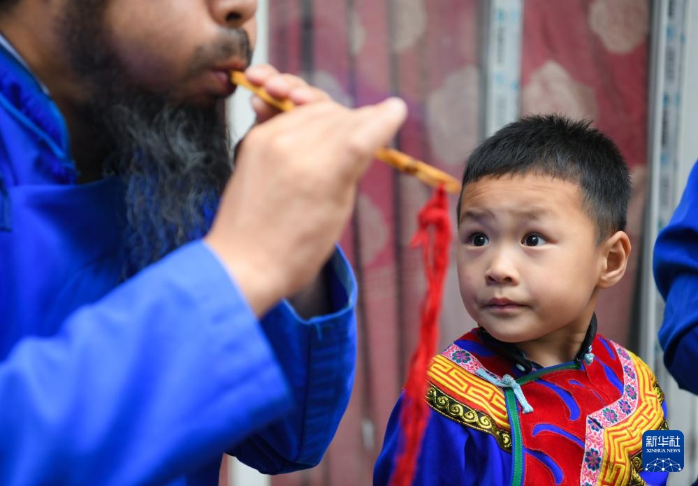 了不起的童年｜羌韵悠悠 3岁萌娃“玩转”羊皮鼓舞