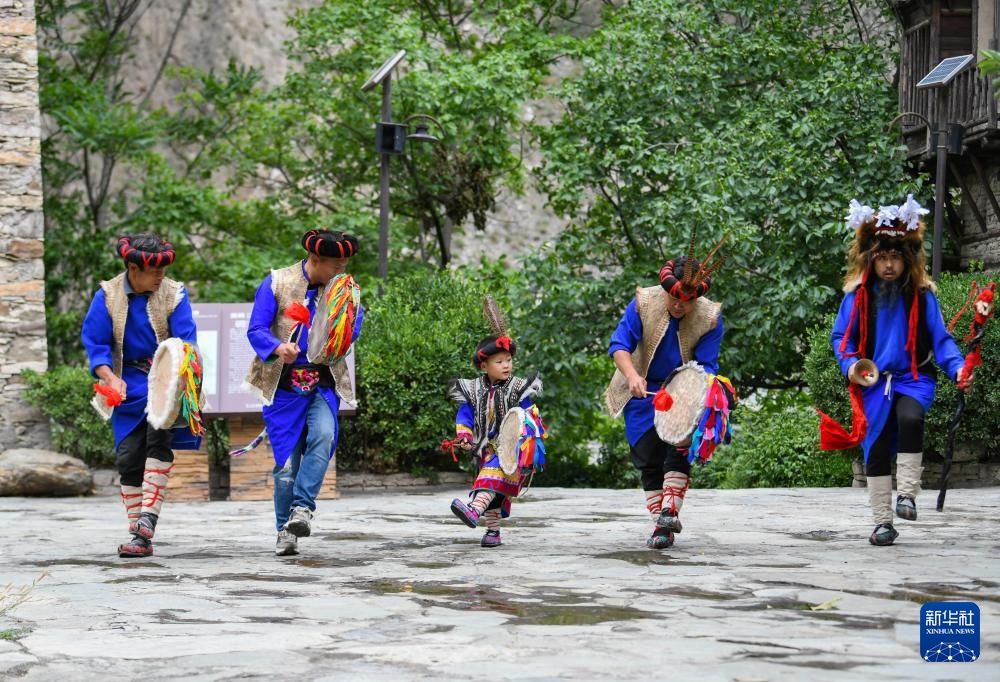 了不起的童年｜羌韵悠悠 3岁萌娃“玩转”羊皮鼓舞