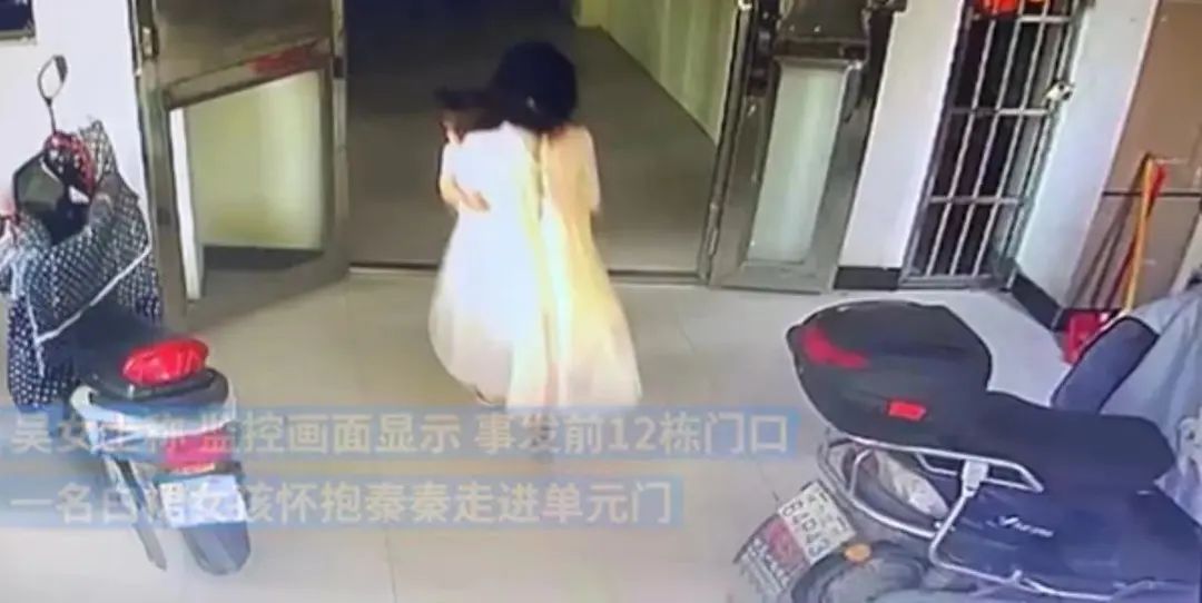 谭某某（女，13岁，智力障碍人员）将秦某（女，2岁）推下17楼