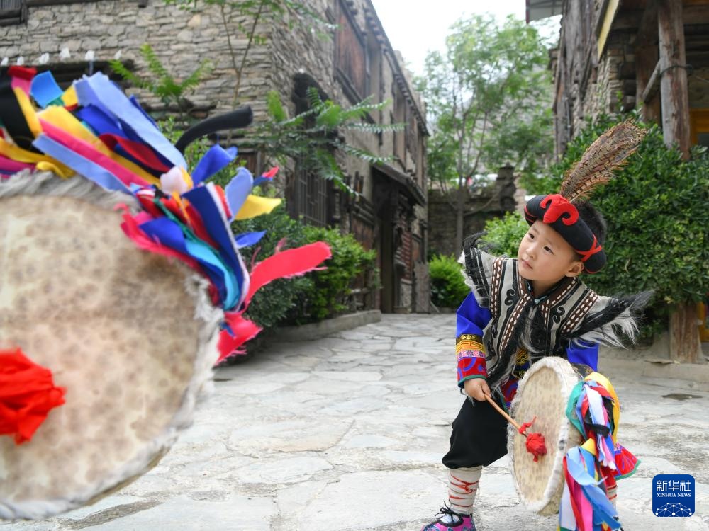 了不起的童年｜羌韵悠悠 3岁萌娃“玩转”羊皮鼓舞