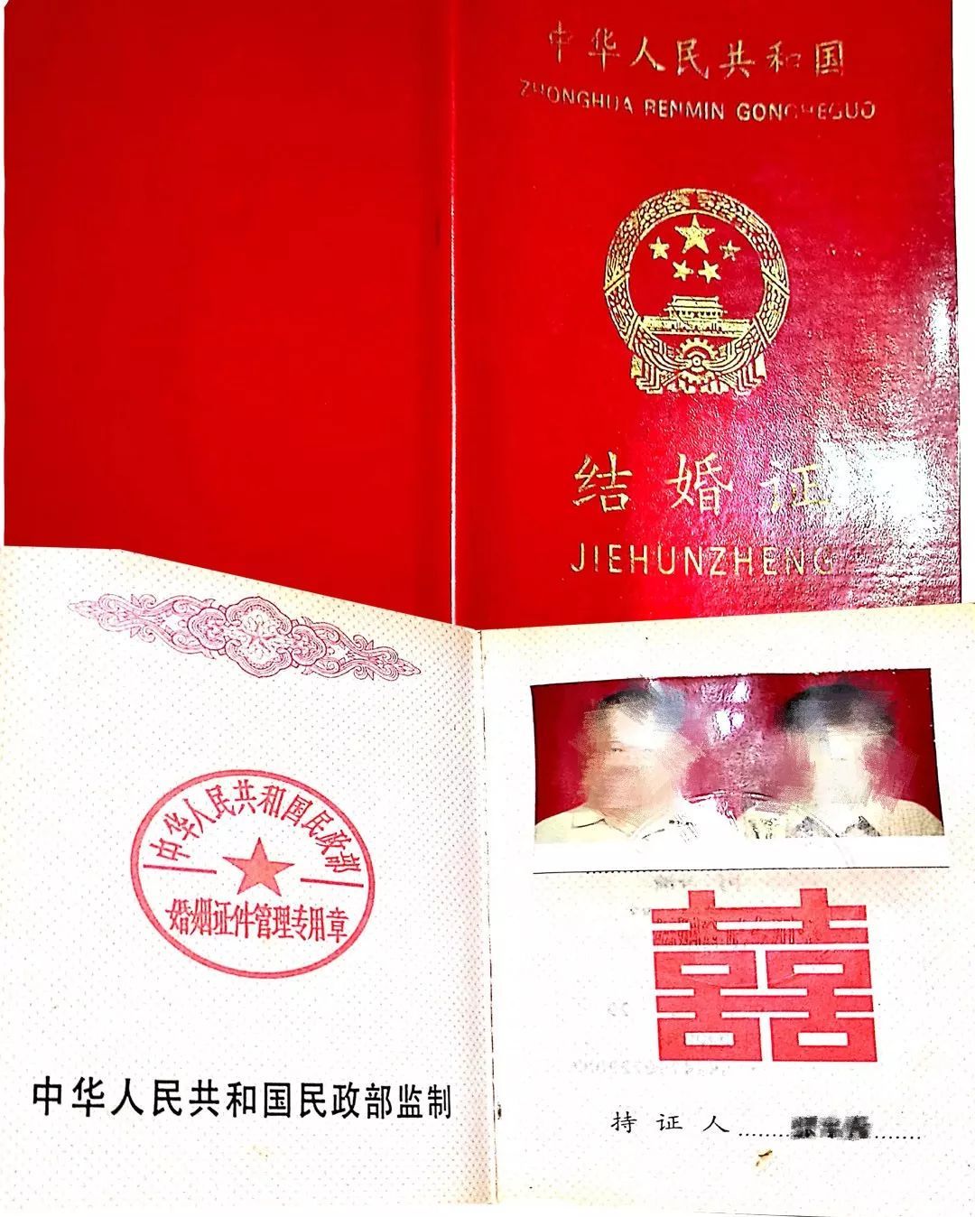 结婚证还有银制的？有人改成手镯随身戴！网友却大叹可惜...