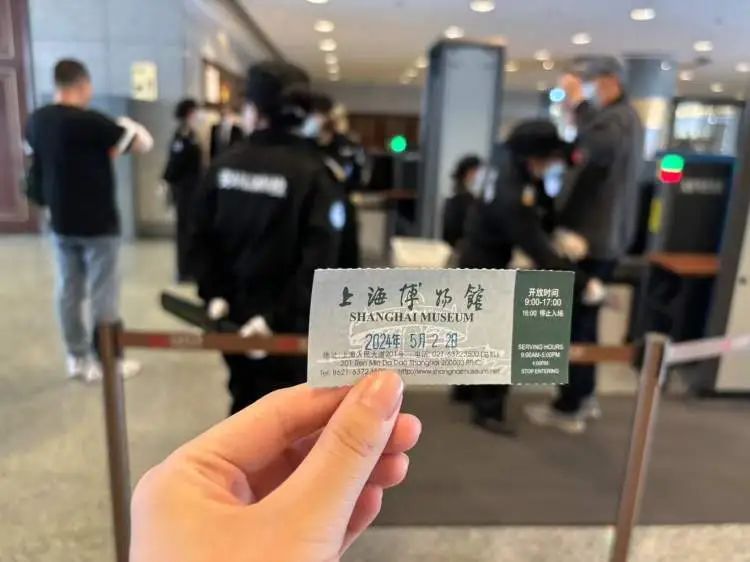想想就肉疼！存一个收费80元？有人直接扔路边了…