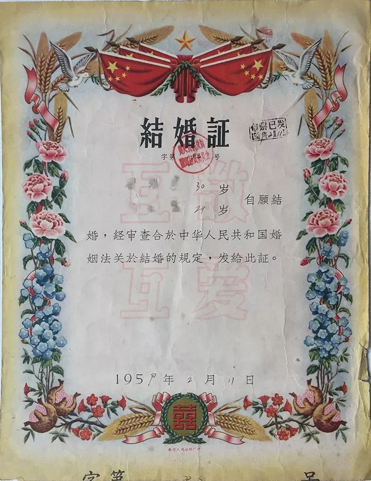 结婚证还有银制的？有人改成手镯随身戴！网友却大叹可惜...