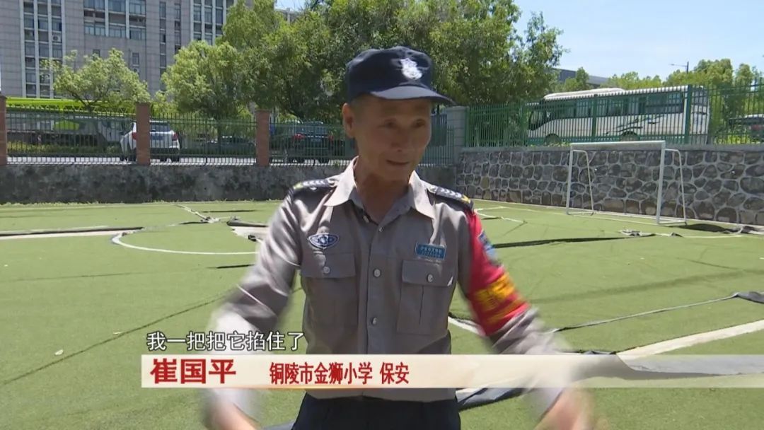 一头野猪突然跑进校园,关键时刻,校园里一名保安及时出手! 一头野猪突然跑进校园,关键时刻,校园里一名保安及时出手!