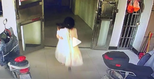 2岁女童被13岁女孩从17楼推下坠亡！警方通报