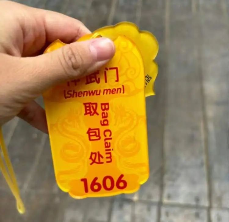 想想就肉疼！存一个收费80元？有人直接扔路边了…