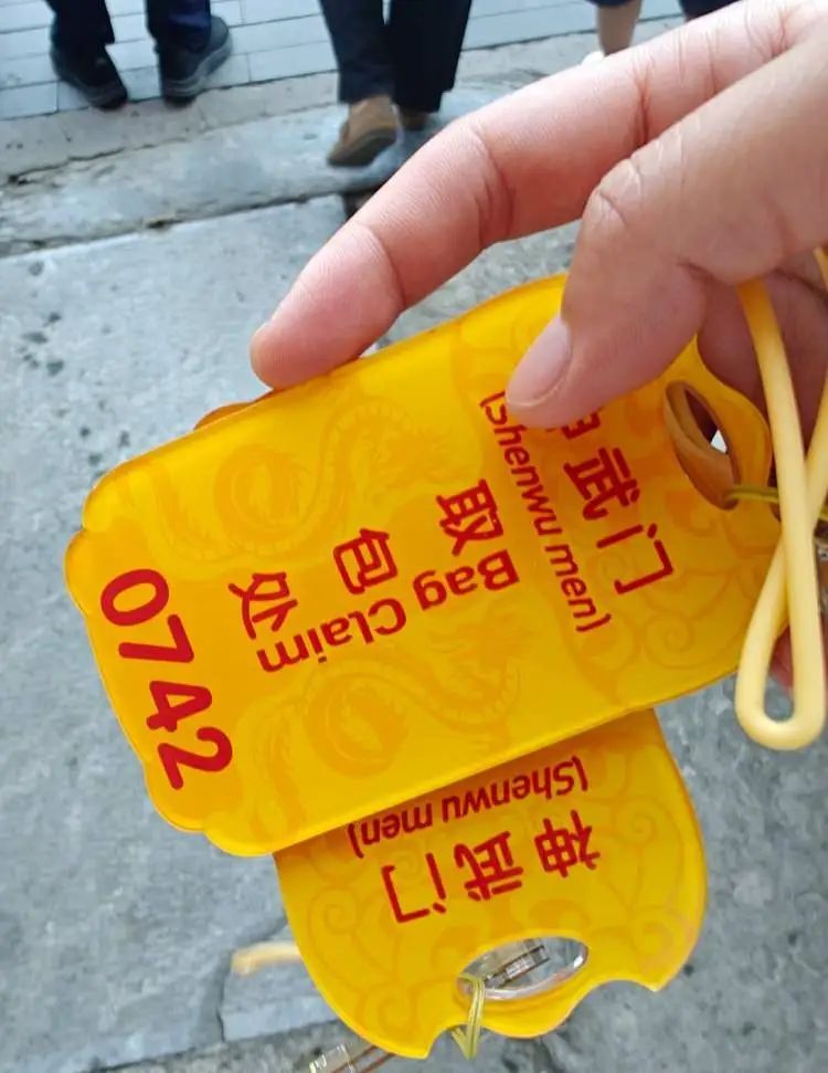 想想就肉疼！存一个收费80元？有人直接扔路边了…