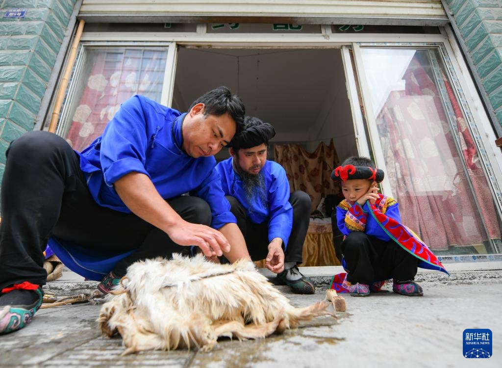 了不起的童年｜羌韵悠悠 3岁萌娃“玩转”羊皮鼓舞