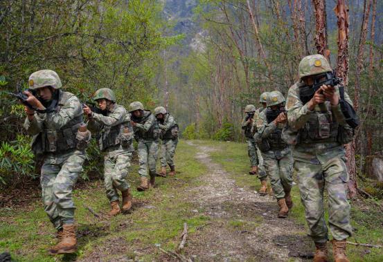 西藏军区某部开展班组战术训练