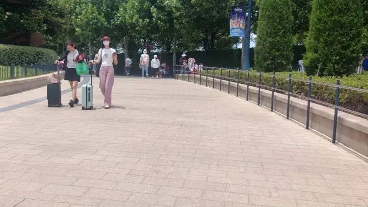 想想就肉疼！存一个收费80元？有人直接扔路边了…