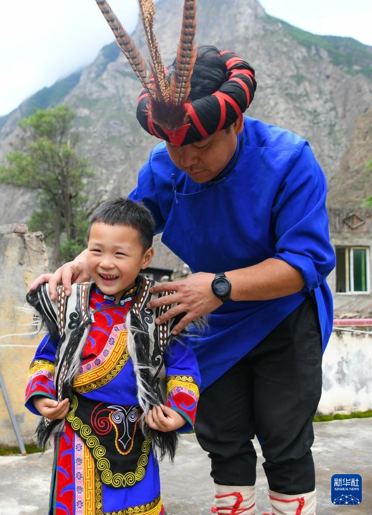 了不起的童年｜羌韵悠悠 3岁萌娃“玩转”羊皮鼓舞