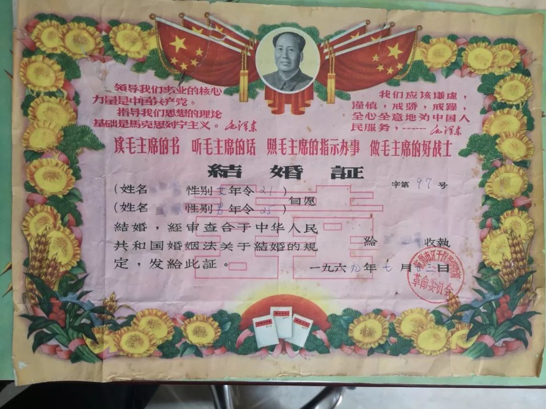 结婚证还有银制的？有人改成手镯随身戴！网友却大叹可惜...