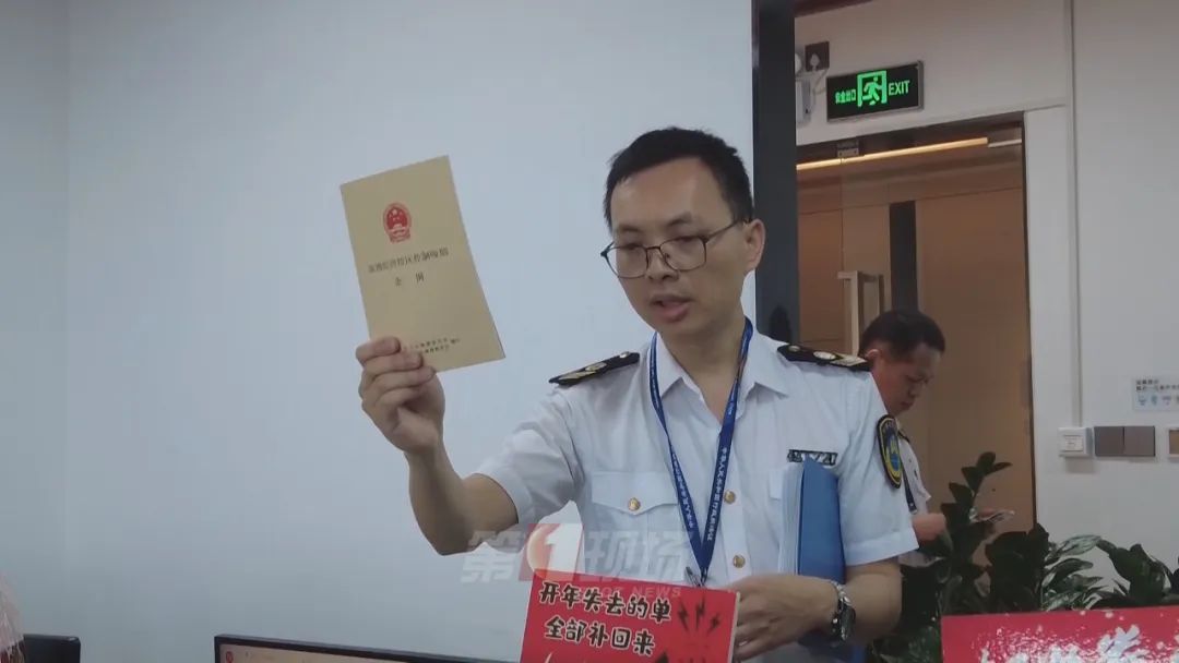 世界无烟日,控烟执法现场,有烟民撒腿就跑…… 世界无烟日,控烟执法现场,有烟民撒腿就跑……