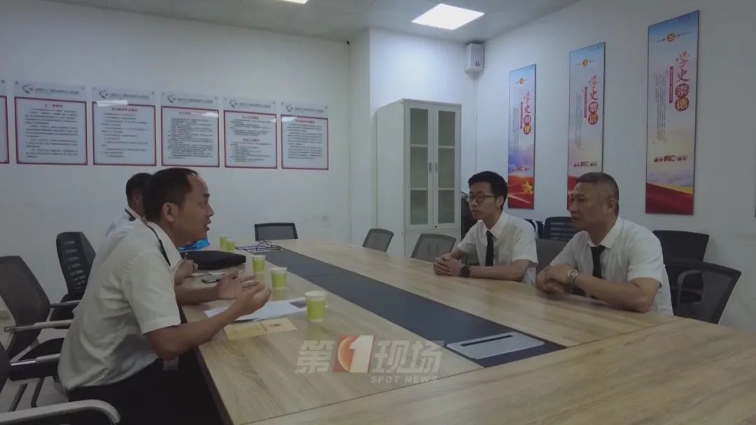 世界无烟日,控烟执法现场,有烟民撒腿就跑…… 世界无烟日,控烟执法现场,有烟民撒腿就跑……