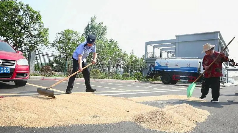 “派出所新建的，院子嘎嘎大，欢迎来晒粮！”
