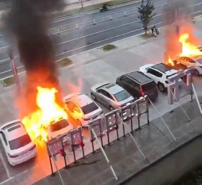 男子疯狂纵火烧车，现场浓烟滚滚！警方通报