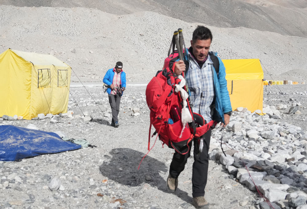 追光 | 地球人奔赴珠峰，不止为了登上8848