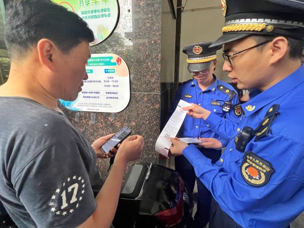 电动车违规充电整治今起“动真格”，全市首张个人罚单开出，私拉电线充电被罚50元