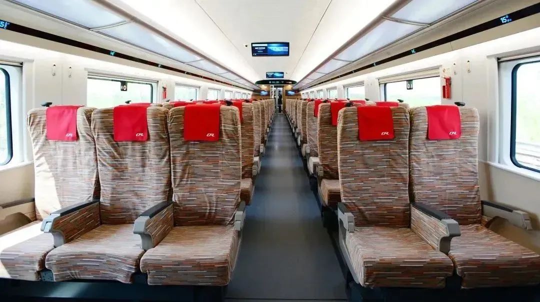 热搜！网友吐槽高铁座椅不卫生，国铁集团明确：180天换洗一次，污损可及时换洗