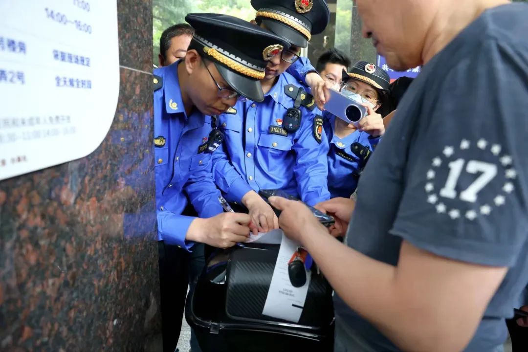 上海开出首张罚单！电动车拉线充电遭处罚！记者直击新修条例实施首日