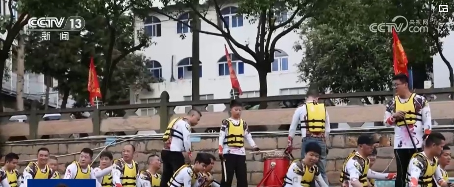 蛟龙逐浪 小小少年传承龙舟文化 蛟龙逐浪 小小少年传承龙舟文化