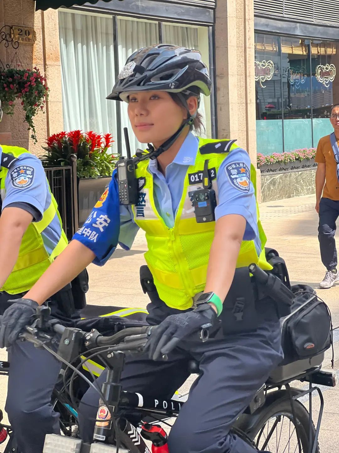 上海外滩女警意外“出圈”，本人回应