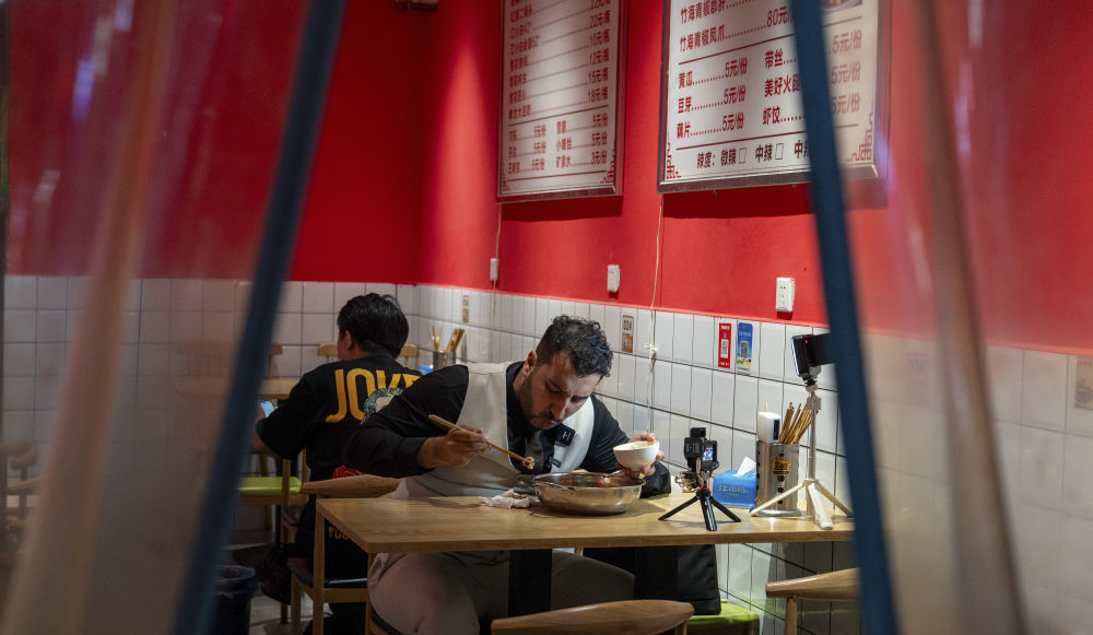 伊拉克小哥成为中国美食博主：我喜欢和平的生活