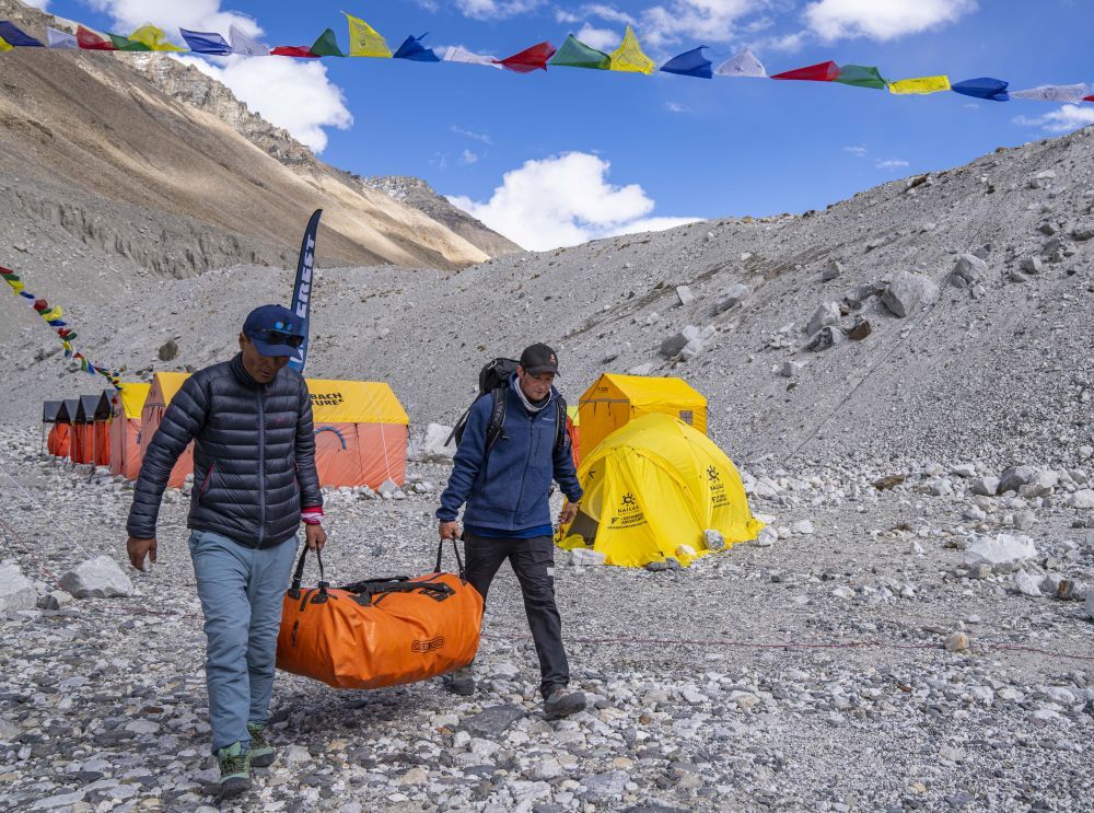 追光 | 地球人奔赴珠峰，不止为了登上8848