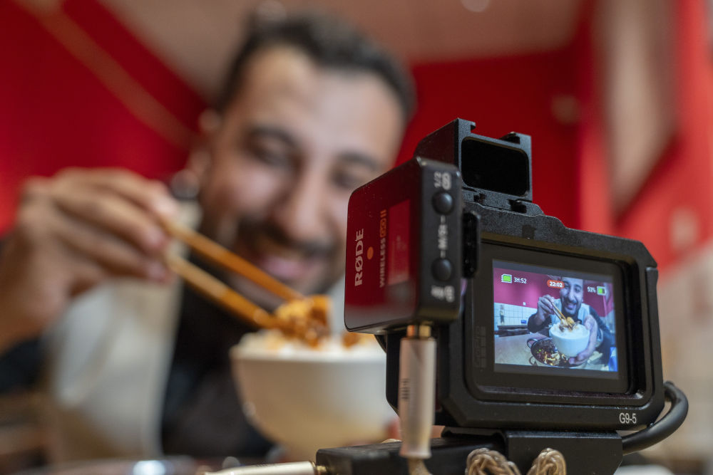 伊拉克小哥成为中国美食博主：我喜欢和平的生活